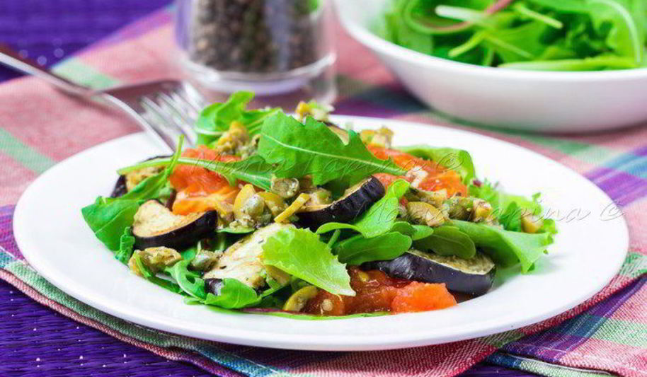 Рецепт теплого салата с запеченным баклажаном, томатами и острой заправкой