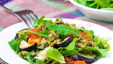 теплый салат с запеченным баклажаном, томатами и острой заправкой