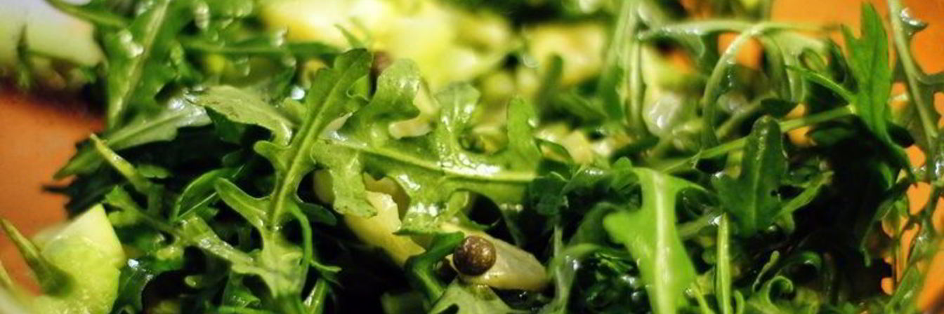 Зеленый салат с каперсами