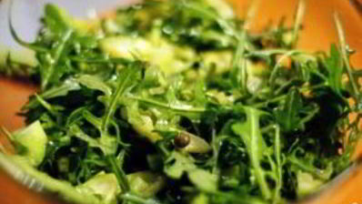 зеленый салат с каперсами