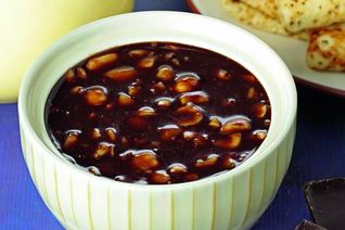 Шоколадный соус с орехами