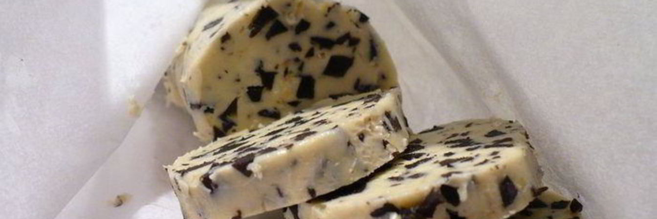 Закусочный рулет-соус из сливочного масла с черными маслинами