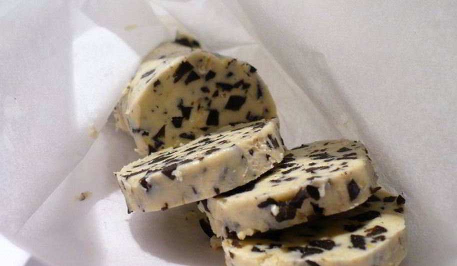 Рецепт закусочного рулета-соуса из сливочного масла с черными маслинами