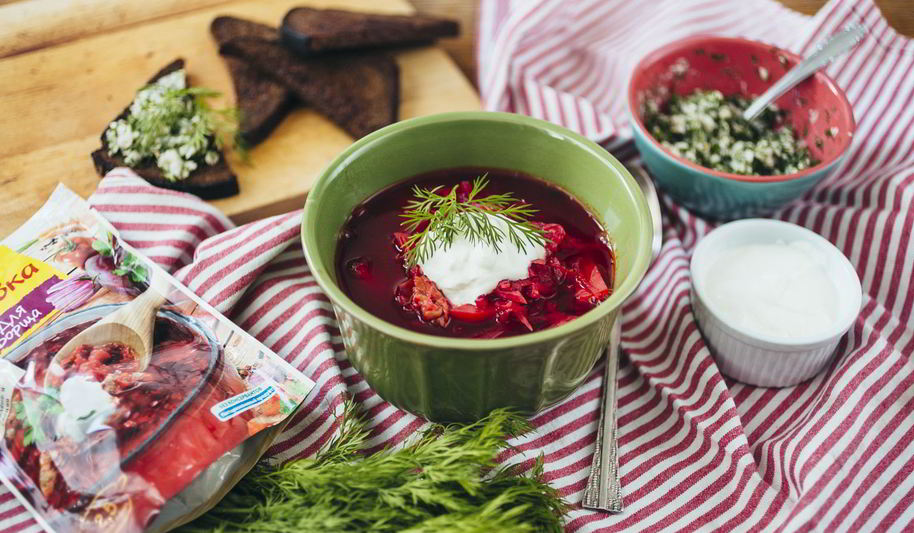 Рецепт борща из говядины с гренками из бородинского хлеба со смальцем