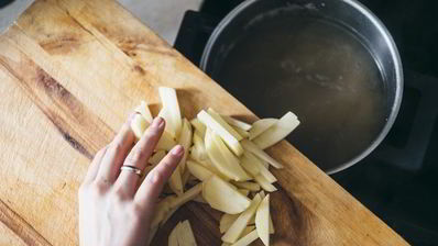 борщ из говядины с гренками из бородинского хлеба со смальцем