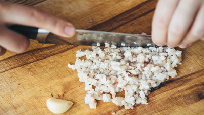 борщ из говядины с гренками из бородинского хлеба со смальцем