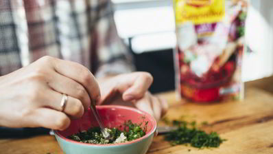 борщ из говядины с гренками из бородинского хлеба со смальцем