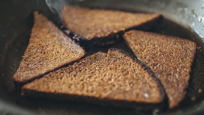 борщ из говядины с гренками из бородинского хлеба со смальцем