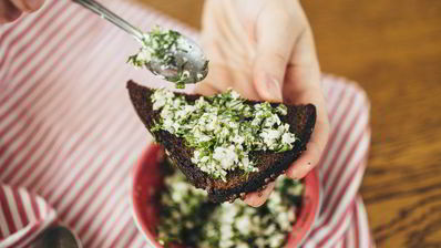 борщ из говядины с гренками из бородинского хлеба со смальцем