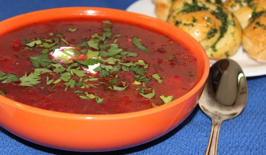 Рецепт борща со свекольной ботвой и чесночными булочками