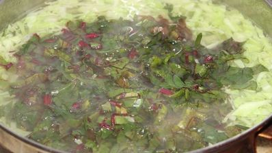 борщ со свекольной ботвой и чесночными булочками