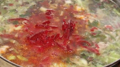 борщ со свекольной ботвой и чесночными булочками