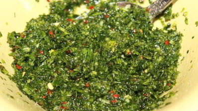 борщ со свекольной ботвой и чесночными булочками