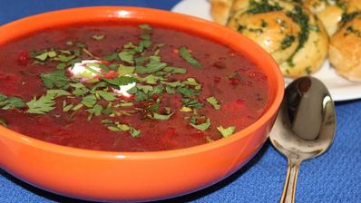 борщ со свекольной ботвой и чесночными булочками