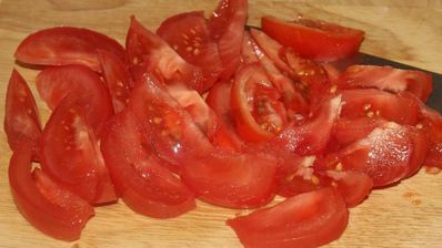 борщ со свекольной ботвой и чесночными булочками