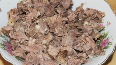 борщ со свекольной ботвой и чесночными булочками