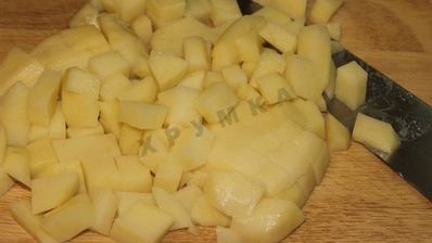 борщ со свекольной ботвой и чесночными булочками