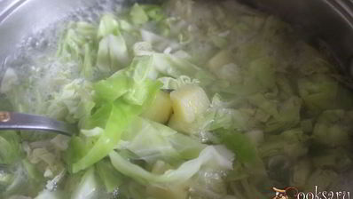 летний борщ с молодой капустой и фрикадельками