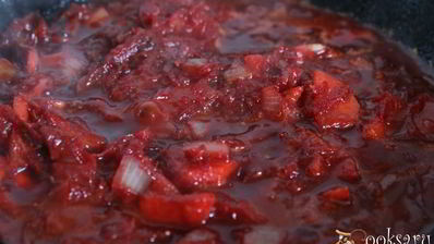 летний борщ с молодой капустой и фрикадельками