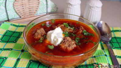 летний борщ с молодой капустой и фрикадельками