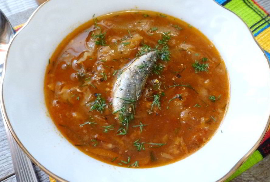 Постный борщ с килькой в томате