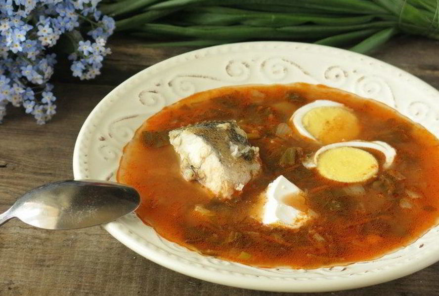 Зеленый борщ с судаком