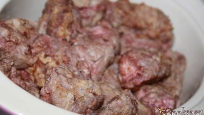 запеченная говядина в вине и курином бульоне