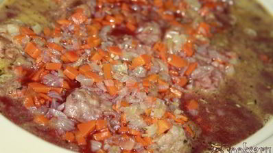 запеченная говядина в вине и курином бульоне