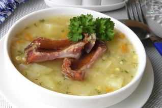Гороховый суп с копчеными ребрышками