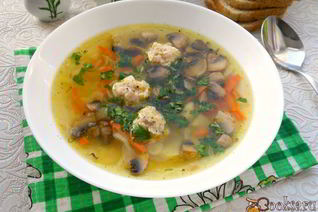 Картофельный суп с грибами и куриными фрикадельками