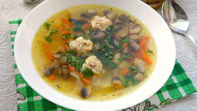 картофельный суп с грибами и куриными фрикадельками