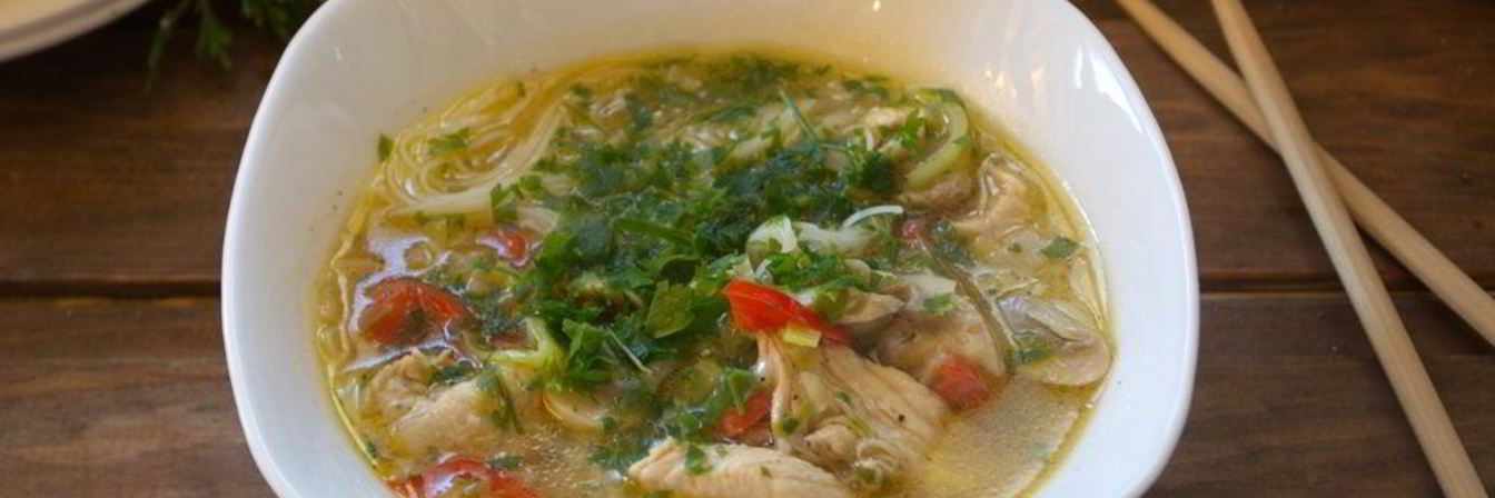 Куриный суп с лапшой в азиатском стиле