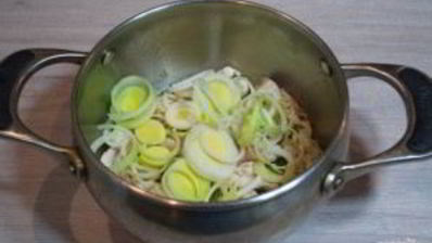 куриный суп с лапшой в азиатском стиле