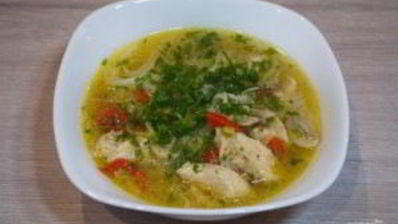 куриный суп с лапшой в азиатском стиле