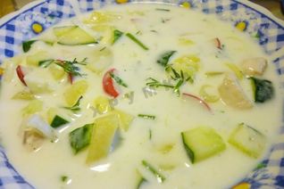 Вкусная окрошка с курицей на кефире