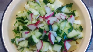 вкусная окрошка с курицей на кефире