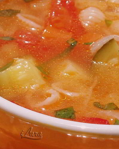 Густой суп с фасолью и ракушками