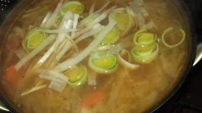 острые щи с рыбными консервами