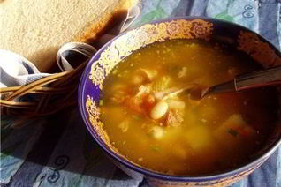 Щи из ячневой крупы, тушеной капусты и фасоли со свининой