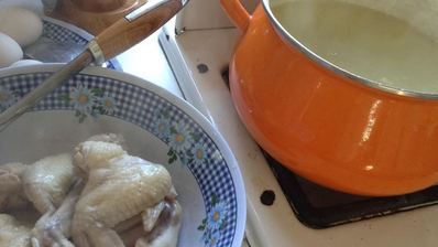 щи зеленые с крапивой на курином бульоне