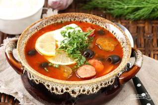 Солянка с копченой колбасой