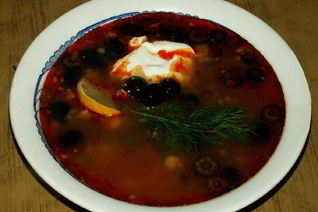 Солянка с копчеными ребрышками