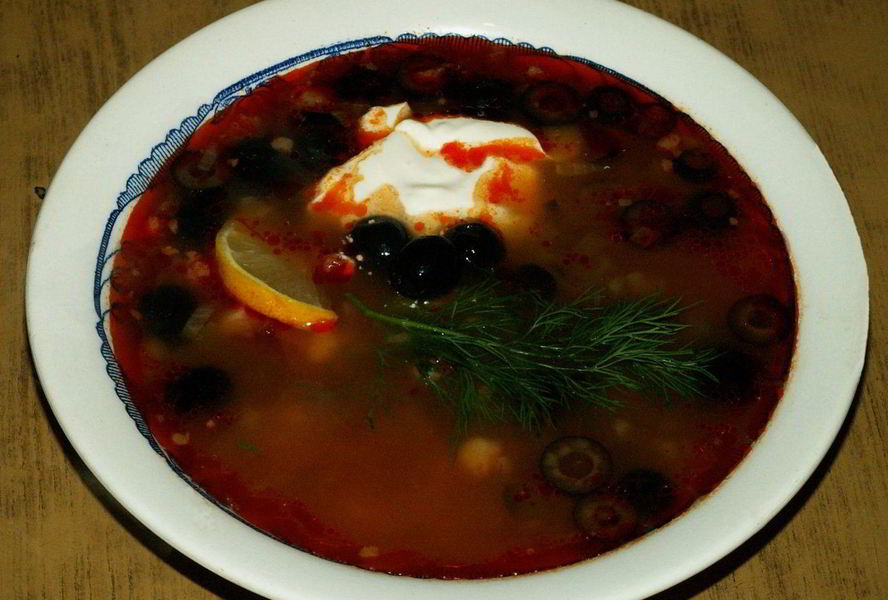 Солянка с копчеными ребрышками