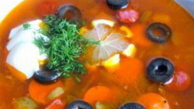солянка с лимоном и оливками