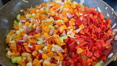 суп из курицы с красной чечевицей и перцем