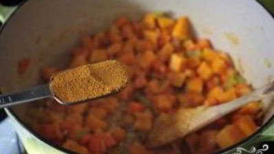 суп из сквоша и чечевицы с кориандровым маслом