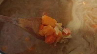 суп из сквоша и чечевицы с кориандровым маслом