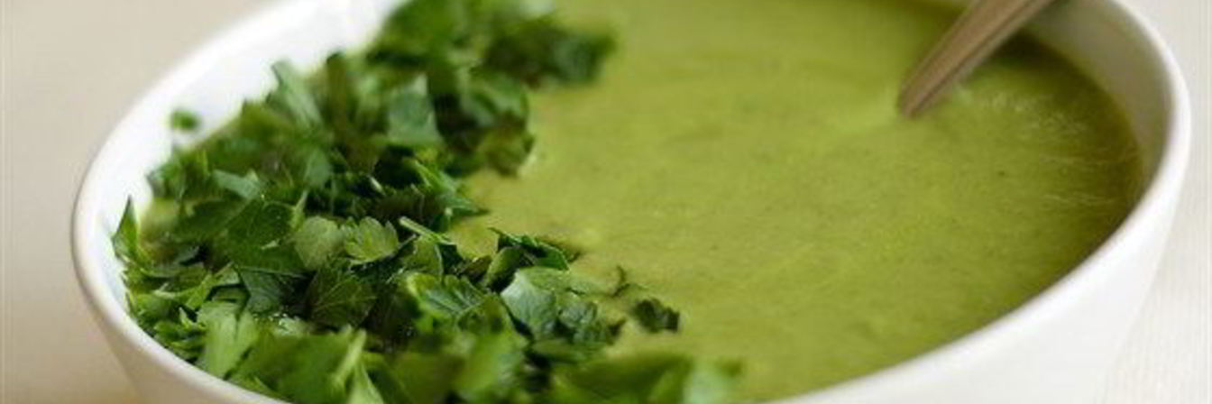 Суп-крем из шпината и щавеля с авокадо