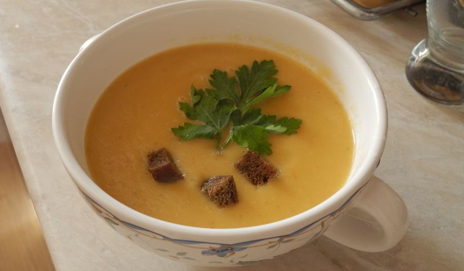 Рецепт легкого овощной суп-пюре с цукини и ржаными гренками