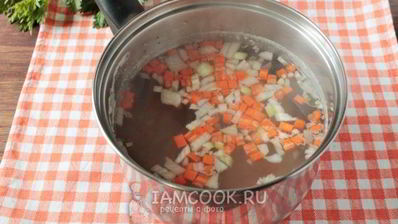 суп-пюре из черешкового сельдерея с крапивой